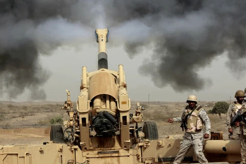 Binh lính Saudi Arabia pháo kích vào vùng biên giới với Yemen. (Ảnh: AP)