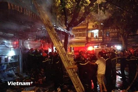 Cận cảnh đám cháy trên phố Hàng Mã. (Ảnh: Minh Sơn/Vietnam+)