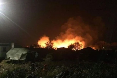 Trại tị nạn ở Calais bốc cháy dữ dội. (Nguồn: mirror.co.uk)