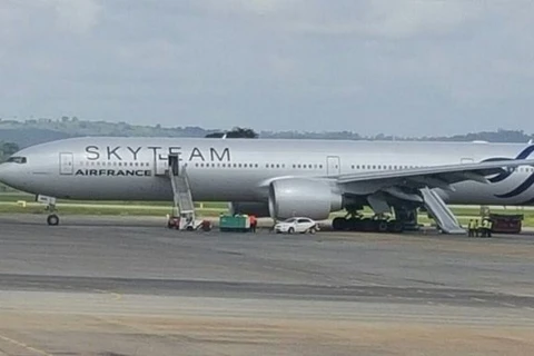 Chiếc máy bay Air France phải hạ cánh khẩn cấp xuống sân bay Mombasa. (Nguồn: Twitter)