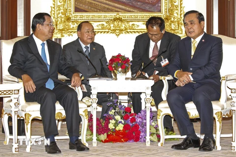 Thủ tướng Thái Lan Prayut Chan-ocha (phải) trong hội đàm với Thủ tướng Campuchia Hun Sen ngày 18/12. (Ảnh: AFP/TTXVN)