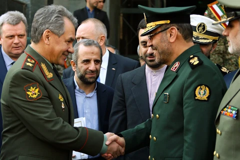 Bộ trưởng Sergei Shoigu và người đồng cấp Iran Hossein Dehqan. (Ảnh: itar-tass.com)