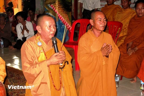 Lễ cầu siêu có sự tham gia của tăng ni, Phật tử, bà con Việt kiều từ các tỉnh Battambang, Pursat, Bantey Meanchey. (Nguồn: Tổng lãnh sự quán Việt Nam tại Battambang, Campuchia)