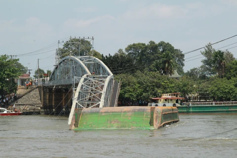 Cầu Ghềnh bắc qua sông Đồng Nai bị sà lan đâm sập 2 nhịp. (Ảnh: Sỹ Tuyên - TTXVN)