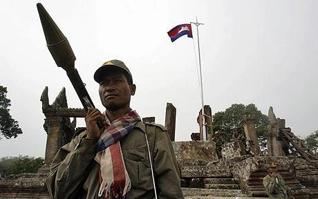 Binh sỹ Campuchia canh gác trước ngôi đền Preah Vihear. (Ảnh: AFP)