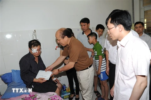 Lãnh đạo thành phố Cao Bằng thăm hỏi các nạn nhân vụ sập nhà. (Ảnh: TTXVN)