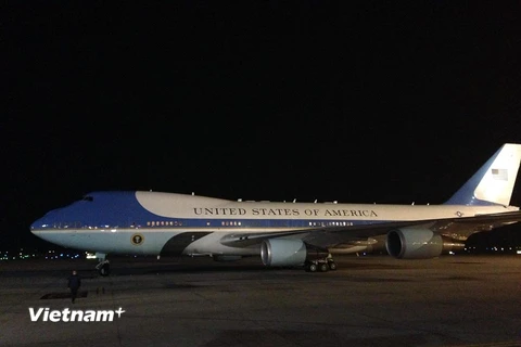 Chiếc máy bay được cho là chở Tổng thống Mỹ Obama hạ cánh xuống sân bay Nội Bài. (Ảnh: Minh Sơn/Vietnam+)