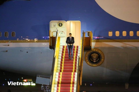 Tổng thống Obama đã đặt chận xuống sân bay Nội Bài. (Ảnh: Minh Sơn/Vietnam+)