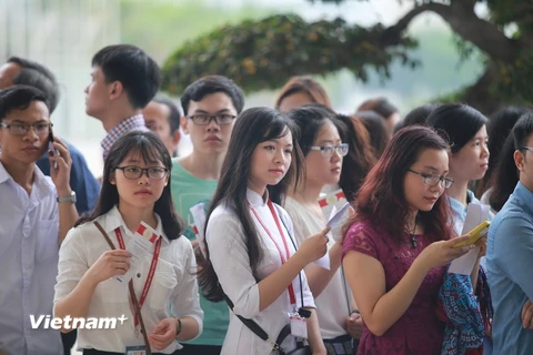 Học sinh, sinh viên Việt Nam háo hức tới nghe buổi nói chuyện của Tổng thống Obama. (Ảnh: Minh Sơn/Vietnam+)