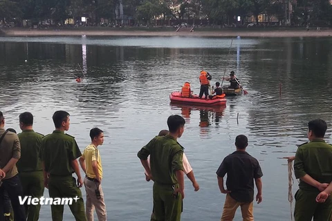 Lực lượng chức năng tìm vớt xác thanh niên ở hồ Thiền Quang chiều 3/6. (Ảnh: PV/Vietnam+)
