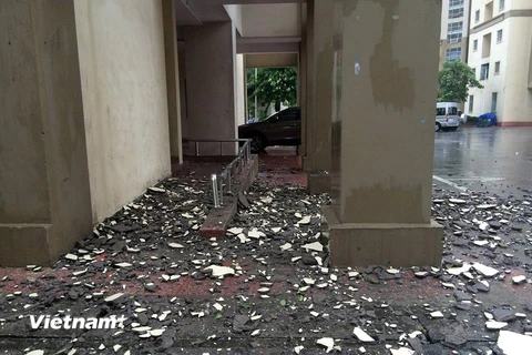 Từng mảng vữa rơi sập xuống đất trong thời điểm mưa bão. (Ảnh: Minh Sơn/Vietnam+)