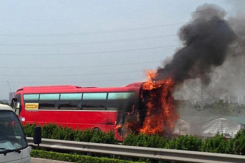 Chiếc xe bị cháy trên cao tốc Pháp Vân-Cầu Giẽ. (Ảnh: Otofun)