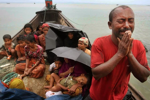 Một nhóm người Rohingya chạy trốn nạn bạo lực. (Ảnh: thecommunity.com)