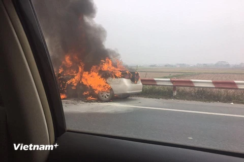 Hiện trường vụ cháy xe trên cao tốc Pháp Vân-Cầu Giẽ. (Ảnh: PV/VietnamPlus)