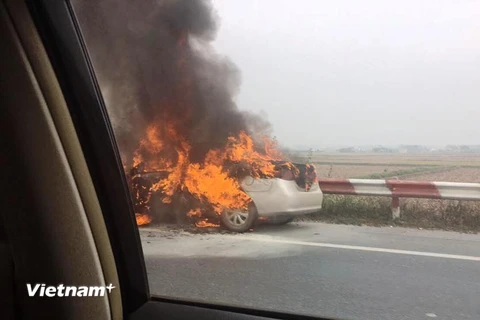 Chiếc xe bốc cháy rừng rực trên cao tốc Pháp Vân-Cầu Giẽ. (Ảnh: CTV/Vietnam+)