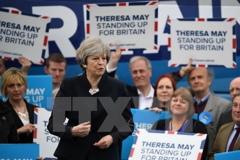 Thủ tướng Anh Theresa May gặp những người ủng hộ trong chiến dịch tranh cử ở Newcastle ngày 125. (Nguồn AFPTTXVN)