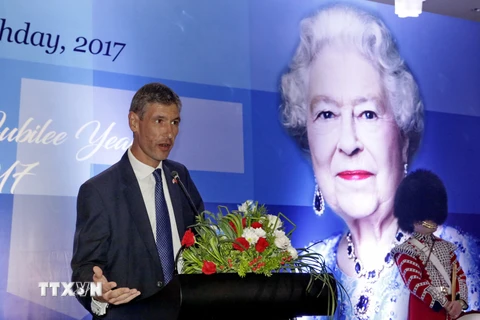 Ngài Giles Lever, Đại sứ Liên hiệp Vương quốc Anh và Bắc AiLen tại Việt Nam phát biểu trong lễ mừng sinh nhật lần thứ 91 của Nữ hoàng Elizabeth II và 65 năm Nữ hoàng lên ngôi trị vì Vương quốc Anh (1952 – 2017). (Ảnh: Thế Anh/TTXVN)