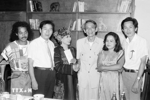 Tổng Giám đố Đỗ Phượng chụp ảnh với các nghệ sỹ trong buổi ra mắt Đoàn ca nhạc dân tộc (6/1992). (Ảnh: Cao Phong/TTXVN)