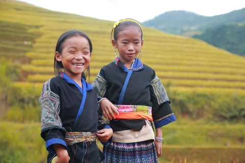 Không có nhiều đồ chơi, không phải lúc nào cũng có sẵn tivi, Internet, nhưng những đứa trẻ nơi đèo Khau Phạ (Yên Bái) vẫn rạng rỡ với những niềm vui bình dị. (Ảnh: Minh Sơn/Vietnam+)
