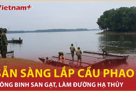 Bộ đội công binh khẩn trương lắp đặt cầu phao thay thế cầu Phong Châu