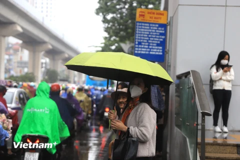 [Photo] Người dân Thủ đô chật vật di chuyển trong mưa rét