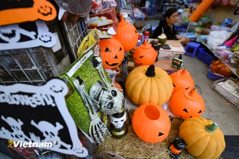 [Photo] Phố Hàng Mã ngập tràn đồ chơi, hóa trang dịp Halloween 