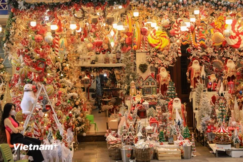 [Photo] Phố Hàng Mã ngập tràn màu sắc của đồ trang trí Giáng sinh