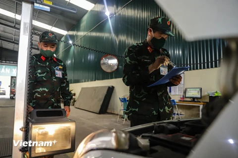 [Photo] Kiểm định viên quân sự hỗ trợ các trung tâm đăng kiểm 