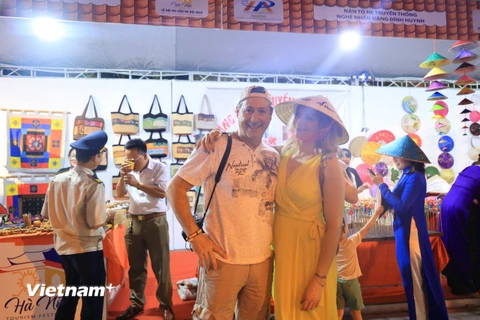 Du khách háo hức trải nghiệm Lễ hội du lịch thành phố Hà Nội năm 2023