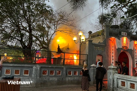Hà Nội: Cháy quầy bán vé trước cầu Thê Húc, không có thương vong