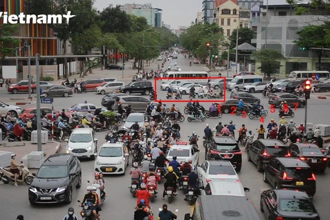 Sau vụ 'xe điên', giao thông ngã 4 Xuân La-Võ Chí Công vẫn lộn xộn