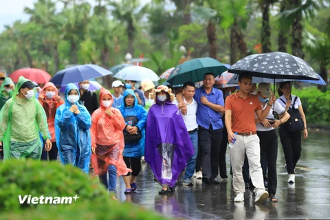 Hàng nghìn người dân ‘đội mưa’ chiêm bái Đền Hùng ngày giỗ Tổ 
