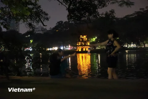 Hà Nội: Người dân nói gì khi phố đi bộ hoạt động trong ánh đèn leo lắt