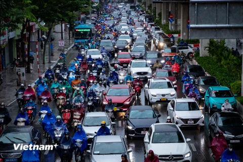 Hà Nội: Người dân chật vật di chuyển dưới trời mưa rét trong ngày đầu tuần 