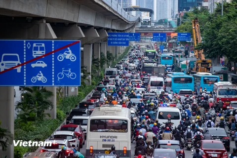 Hà Nội: Nhiều ‘lô cốt tôn’ bóp nghẹt các tuyến đường, gây ùn tắc thường xuyên