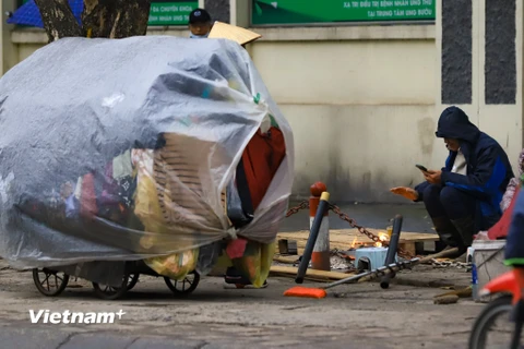 Hà Nội: Người lao động chật vật mưu sinh trong thời tiết giá lạnh