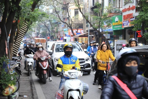 Nhịp sống hối hả ở Thủ đô Hà Nội khi Tết Nguyên đán 2024 cận kề