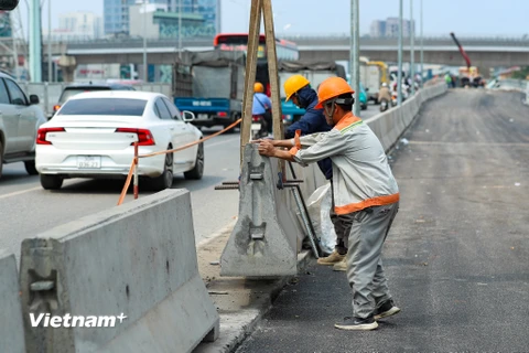 Hà Nội: Hoàn thiện những hạng mục cuối cùng trước khi thông xe cầu vượt Mai Dịch