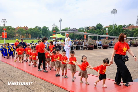 Các cháu thiếu nhi vào Lăng viếng Bác. (Ảnh: Hoài Nam/Vietnam+)