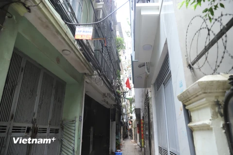 Nhiều người dân thuê nhà trọ, chung cư mini ở Thủ đô sâu trong ngõ hẹp cảm thấy bất an sau vụ cháy ở Trung Kính (Cầu giấy, Hà Nội) vừa qua. (Ảnh: Hoài Nam/Vietnam+)