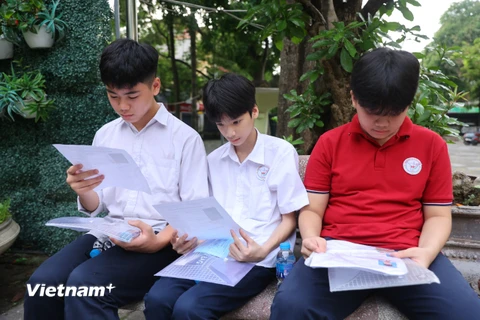 Các sỹ tử Thủ đô bước vào bài thi đầu tiên, môn Ngữ văn, theo hình thức thi tự luận. (Ảnh: PV/Vietnam+)