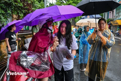 Sỹ tử 'đội mưa' dự thi môn cuối cùng kỳ thi vào lớp 10 ở Hà Nội 