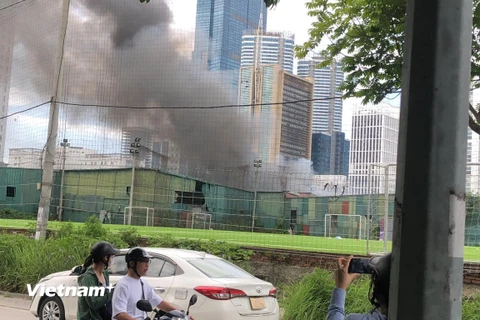 Thời điểm người dân phát hiện ra đám cháy, khói đang bốc lên từ khu nhà xưởng phường Yên Hòa, Cầu Giấy, Hà Nội. (Ảnh: PV/Vietnam+)