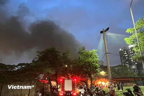 Hiện trường xảy ra vụ cháy tại Cầu Giấy tối 26/6. (Ảnh: PV/Vietnam+)