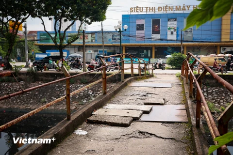 Cầu xuống cấp nghiêm trọng tại sông Kim Ngưu (Ảnh: Hoài Nam/Vietnam+)