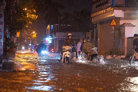 Hà Nội: Cơn mưa lớn cuối ngày khiến một số tuyến phố ngập sâu