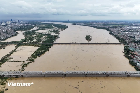 Toàn cảnh khu vực một số cây cầu bắc qua sông Hồng khi mực nước đang dâng cao