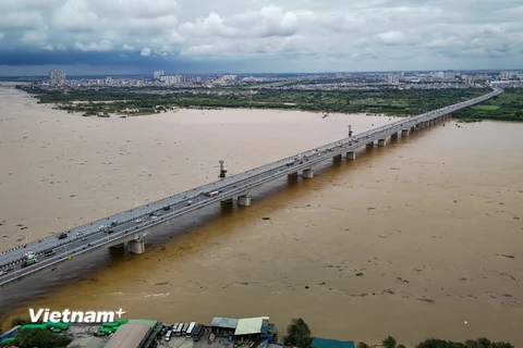 Mực nước trên sông Hồng tại Hà Nội lúc 7 giờ hôm nay ở mức 10,02m, dưới báo động 2. (Ảnh: Hoài Nam/Vietnam+)