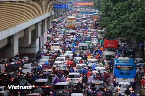 Hà Nội ùn tắc kéo dài, nước ngập sâu một số tuyến phố sau trận mưa lớn