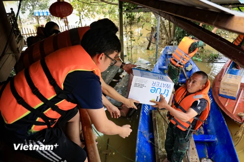 Băng rừng, vượt lũ đưa nước tinh khiết tới bà con vùng sâu vùng xa